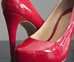 Modni detalji - cipele i crvena haljina