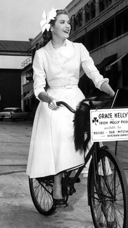3. Grace Kelly na biciklu dolazi u filmski studio 1954 godine.