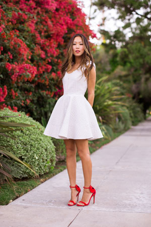 bela haljina i crvene cipele