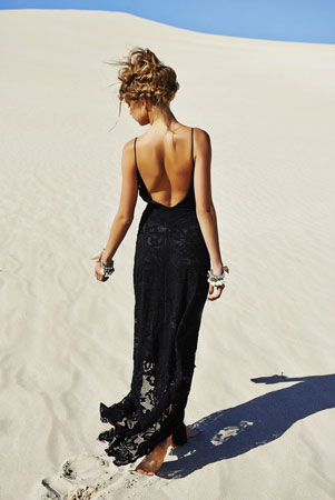 crna maksi haljina uz nakit na plazi