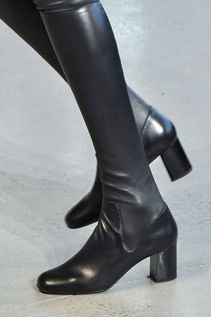 crne klasicne cizme iznad kolena
