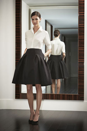 crna suknja i bela bluza