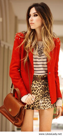 prugasta bluza suknja sa animal printom i crveni sako