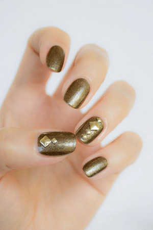 metalik zlatni nokti