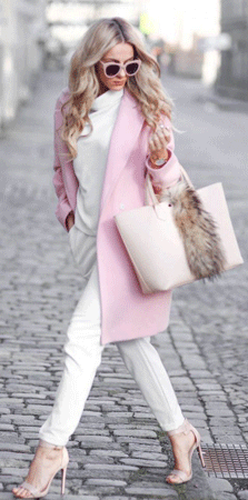 bele pantalone i roze kaput
