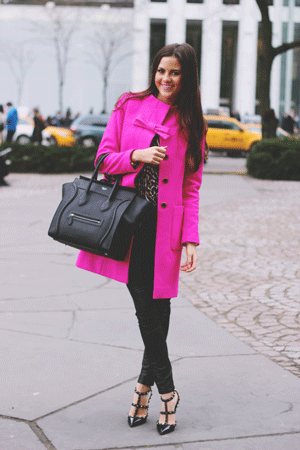roze kaput i crne pantalone