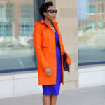 narandzasti kaput i kobalt haljina