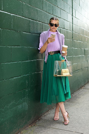 zelena suknja i lila bluza