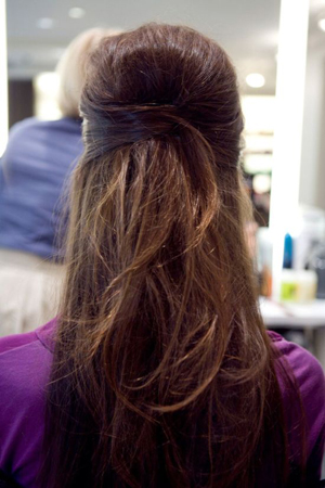 frizure za proleće 2020 -polupodignuta kosa pricvrscena snalama
