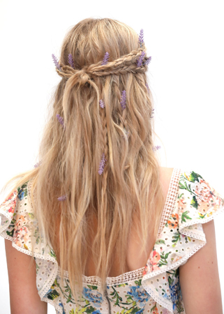 frizure za proleće 2020 -polupodignuta kosa ukrasena cvecem