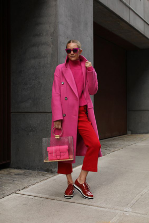 poslovni outfit crvena i roze boja