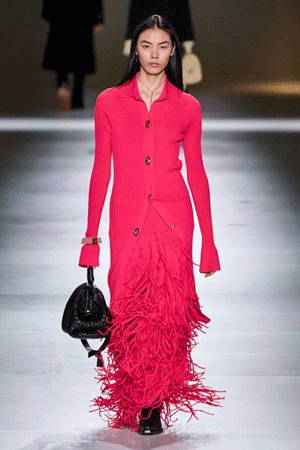 modni trendovi za zimu crveni komplet sa resama